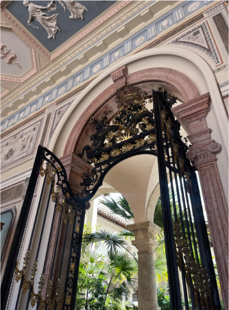 <span>A noble tradition</span>Harmonised fashion through the ages